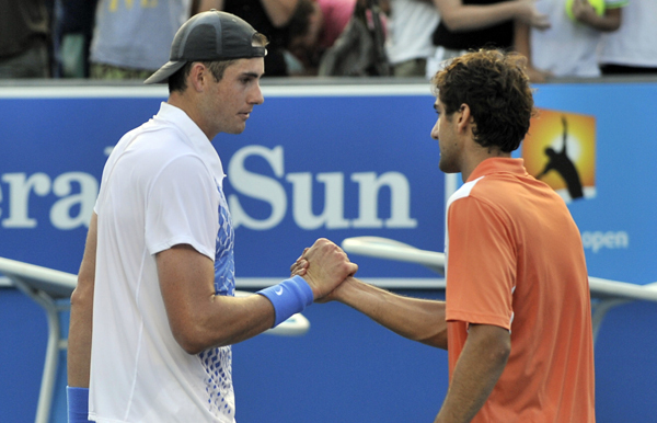 Cilic és Isner fognak kezet az Australian Open harmadik fordulójának meccse után.