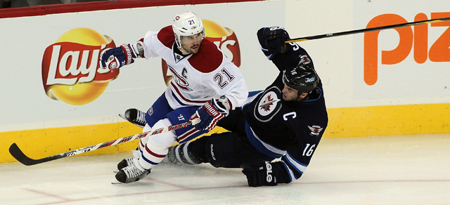 Winnipeg Jets-Montreal Canadiens (1-5) NHL-mérkőzésen Brian Gionta (Montreal Canediens) és Andrew Ladd ütköznek