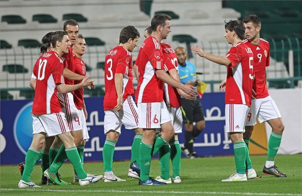 A magyar válogatott játékosai örülnek az Azerbajdzsán elleni barátságos válogatott mérkőzésen.