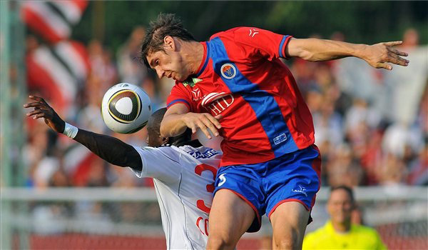Adamo Coulibaly, a Debrecen és Dusan Mileisnic, a Vasas játékosa küzdenek a labdáért a két csapat bajnoki mérkőzésén az Oláh Gábor utcai Stadionban 2011 júliusában