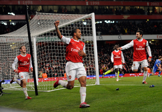 Theo Walcott, az Arsenal játékosa ünnepli gólját a Chelsea elleni Premier League-mérkőzésen 2011-ben az Emirates Stadionban