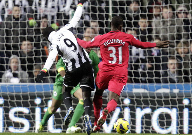 Figueroa szabálytalankodik Cissével szemben a Newcastle-Wigan mérkőzésen a Premier League-ben 2012-ben.