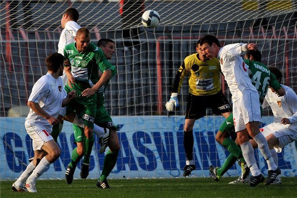 Ivan Lovric (j, Kispest) gólt fejel a labdarúgó Monicomp Liga 22. fordulójában játszott, Budapest Honvéd-Szombathelyi Haladás találkozón a kispesti Bozsik József Stadionban.