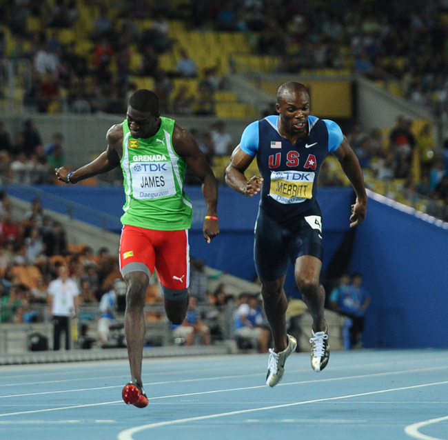LaShawn Merritt (jobbra) és Kirani James , a férfi 800 méteres síkfutás döntőjében a tegui atlétikai világbajnokságon.