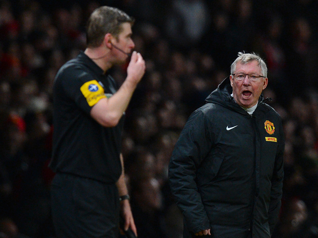 Sir Alex Ferguson üvölt egy szerinte téves ítélet miatt a partjelzővel a Manchester United egyik mérkőzésén 2013-ban.