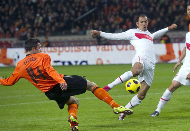 Robin van Persie és Umut Bulut küzdenek a labdáért a Hollandia-Törökország barátságo slabdarúgó mérkőzésen Amszterdamban 2010 novemberében.