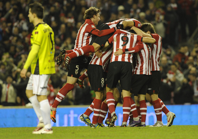 Az Athletic Bilbao játékosai örülnek a Mirandés ellen szerzett góljuknak a Király Kupa elődöntőjében 2012-ben.