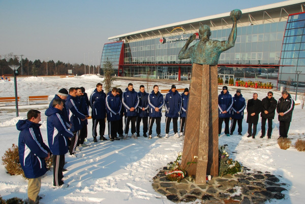 Marian Cozmára emlékeznek az MKB Veszprém játékosai és a szakmai stáb a meggyilkolt kézilabdázó szobra előtt a 2012-ben.