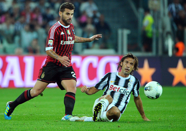 Antonio Nocerino és Andrea Pirlo küzdenek a Juventus-Milan mérkőzésen a Serie A-ban 2011-ben.