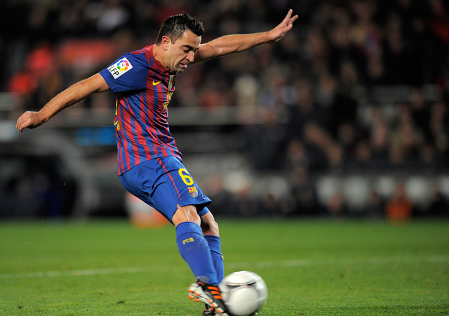 Xavi lő gólt a Barcelona-Valencia mérkőzésen a Király Kupában 2012-ben.