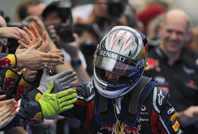 Sebastian Vettelt köszöntik a Malajziai Nagydíjon elért futamgyőzelme után