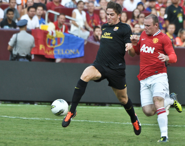 Andreu Fontás és Wayne Rooney küzd a labdáért a Barcelona-Manchester United barátságos találkozón