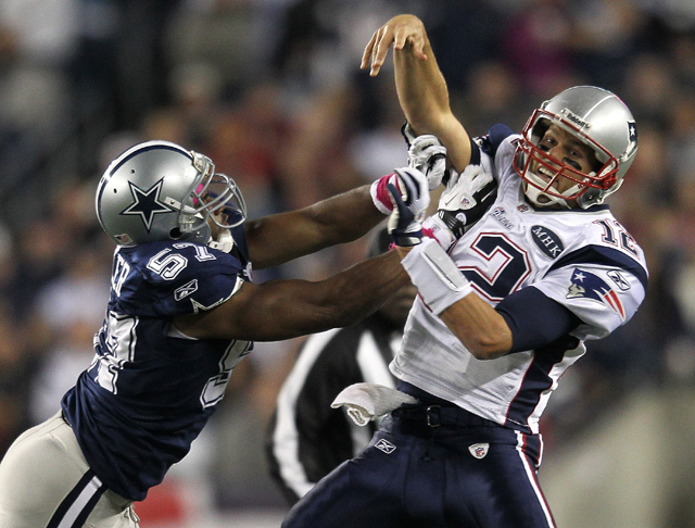 Tom Brady, a New England Patriots irányítójának passzát igyekszik elkapni Victor butler, a Dallas Cowboys játékosa