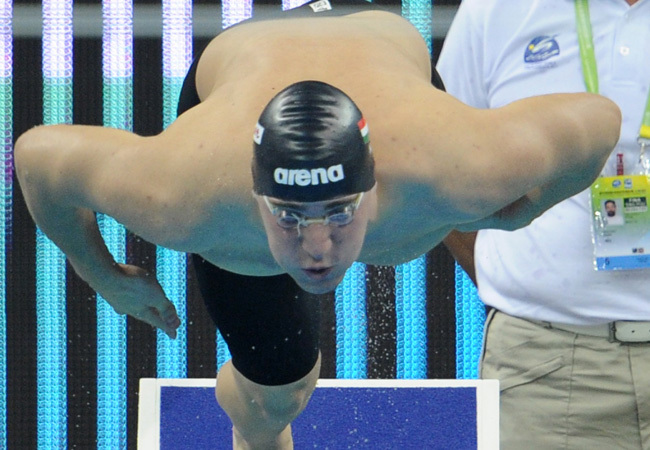 Biczó Bence ugrik a medencébe a férfi 200 méteres pillangóúszás előfutamában a sanghaji világbajnokságon 2011 júliusában.