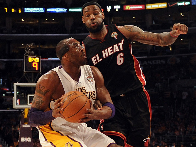 Kobe Bryant egy héttel azután, hogy Dwyane Wade eltörte az orrát az All Star-gálán, 33 ponttal vezette csapatát, a Los Angeles Lakerst győzelemre Wade együttese, a Miami Heat ellen