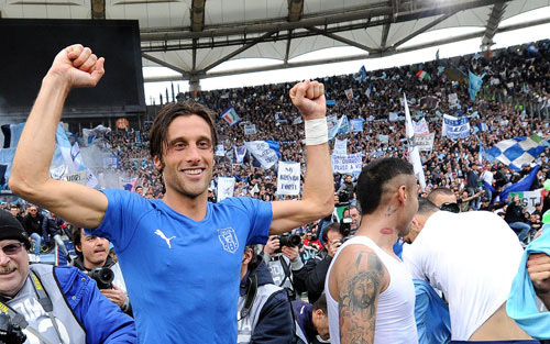Stefano Mauri örül a Roma-Lazio mérkőzés után csapata győzelmének 2012-ben.