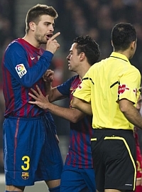 Piqué a Gijón ellen piros lapot kapott, szerinte a játékvezető direkt állította ki - feljelentik nyilatkozata miatt.