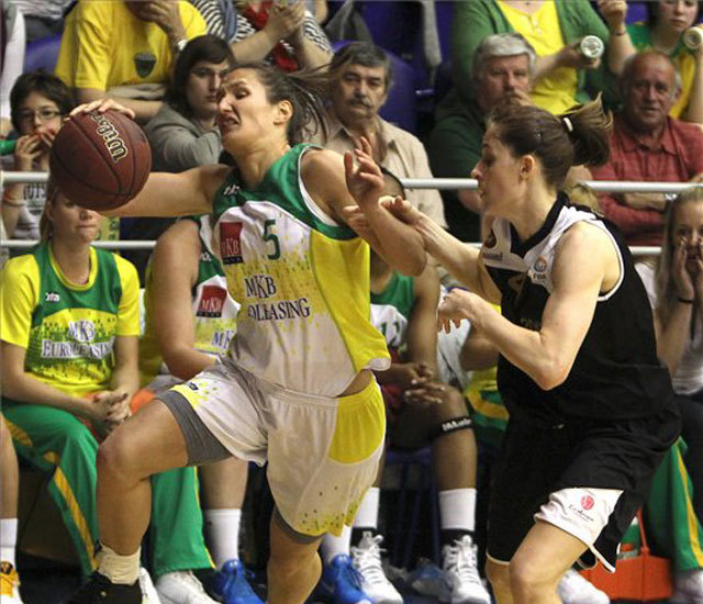 A soproni Varga Zsófia (b) és Fegyverneky Zsófia küzd a labdáért a női kosárlabda NB I döntőjének 4. mérkőzésén