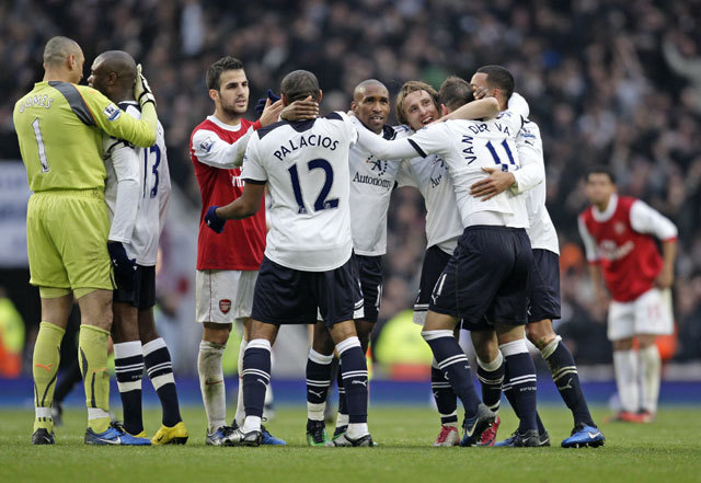A Tottenham játékosai ünnepelnek az Arsenal elleni győzelem után