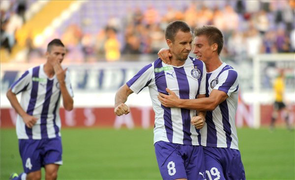 Rajczi Péter és Balogh Balázs örülnek egy gólnak az Újpest-Haladás NB I-es mérkőzésen 2011 szeptemberében a Szusza Ferenc Stadionban