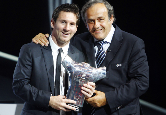 Lionel Messi veszi át az UEFA Év játékosa 2010-11 díjat Michel Platinitől, az Európai Labdarúgó szövetség elnökétől Monacóban, 2011 augusztusában