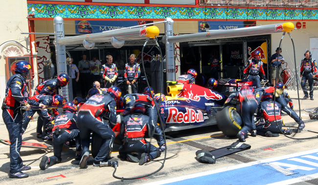 Mark Webber Red Bull Renault-jának cserélik a kerekeit a valenciai Európa Nagydíjon.