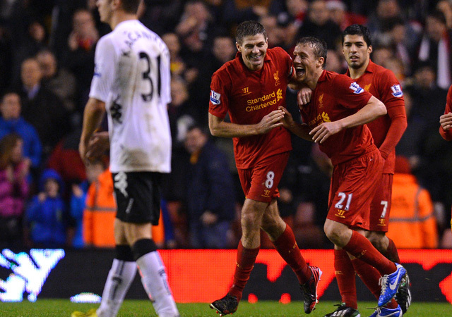 A Liverpool játékosai örülnek Steven Gerrard góljának a Premier League-ben 2012-ben.