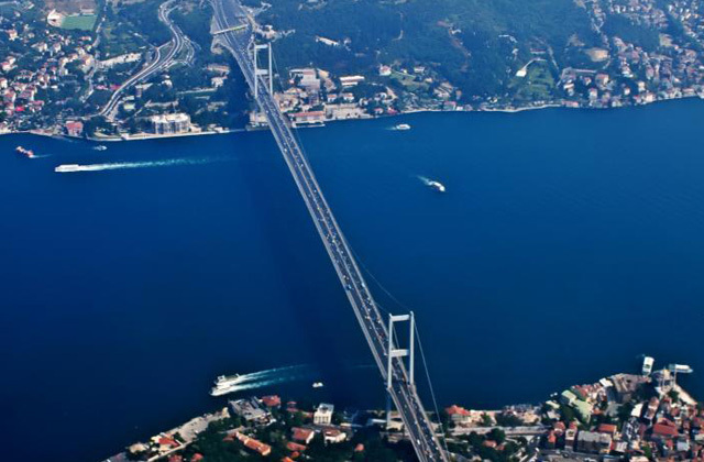A Boszporuszt áítvelő hidak látványa és a város földrajzi fekvése izgalmassá teheti az olimpiát - Fotó: AP