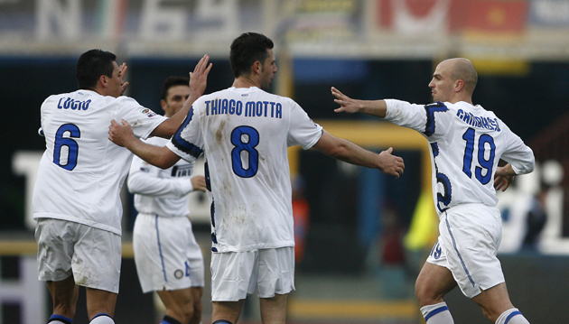 Inter idegenlégiósai ünneplik Cambiasso gólját a Catania ellen. 