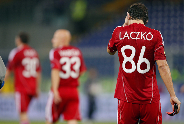 Laczkó Zsolt a Debrecen játékosaként sétál a Sampdoria elleni meccs után