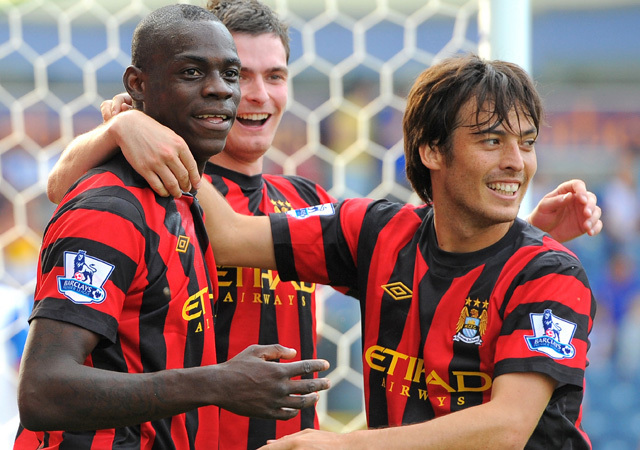 Mario Balotelli, Adam Johnson és David Silva ünnepelnek egy gólt a Blackburn-Manchester City mérkőzésen a Premier League-ben 2011 októberében