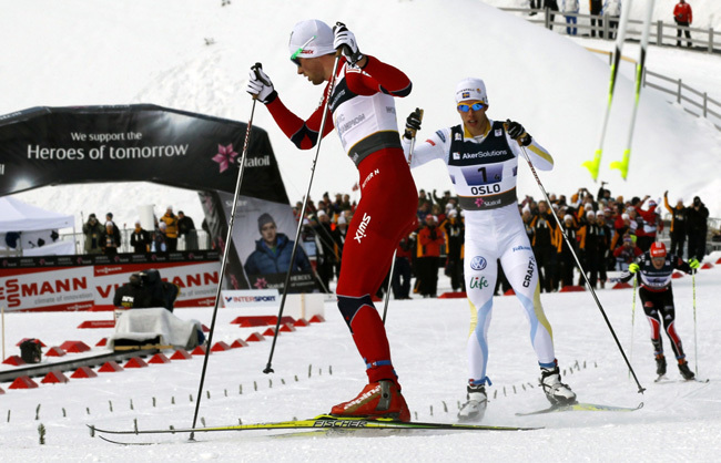 Petter Northug, a norvégok sífutója halad át a célvonalon oldalazva az északi sí-világbajnokság 4x10 km-es váltóversenyében. 