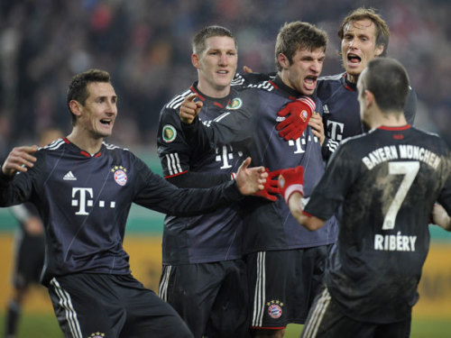 Bayern játékosok gólöröme a Stuttgart elleni kupameccsen