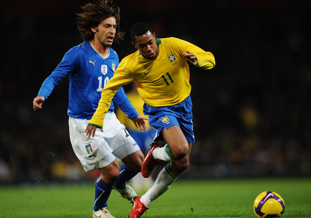 Andrea Pirlo és Robinho az Olaszország-Brazília válogatott felkészülési mérkőzésen 2012-ben.