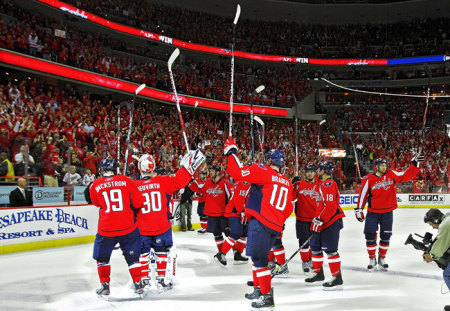 A Washington Capitals játékosai ünnepelnek, miután összesítésben 4-1-re nyerve továbbjutottak a New York Rangers ellen az NHL rájátszásából 2011 áprilisában