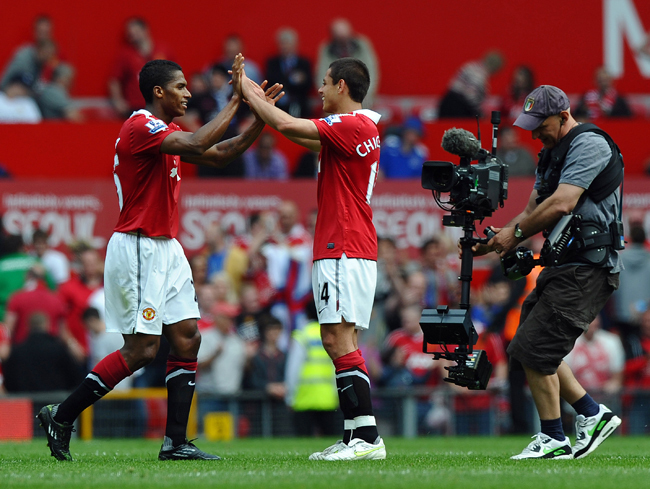 Antonio Valencia és Javier Hernández ünnepli a Manchester United gólját az Everton elleni meccsen a Premier League 34. fordulójában.