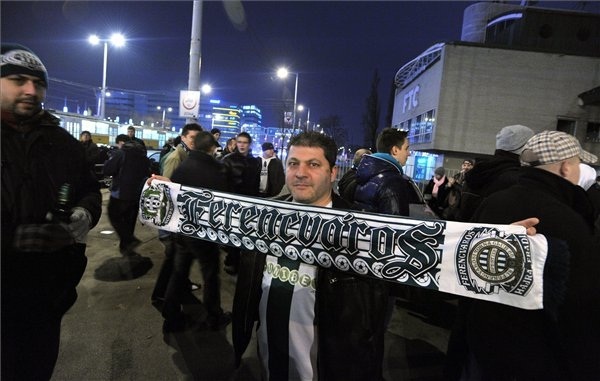 Ferencváros szurkolók tüntetnek a klub székházánál 2011. február 18-án