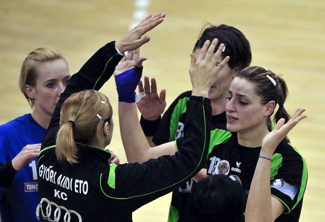 Győri lányok ünneplik a Leipzig elleni győzelmet a Bajnokok Ligájában. 