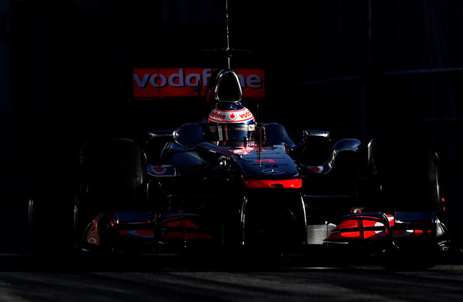 McLaren Forma-1-es autója volánjánál Jenson Buttonnal a 2011-es barcelonai teszten - Fotó: AFP