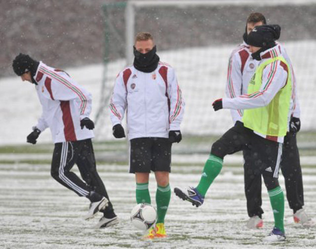Délelőtt hóban tréningezett a szerdán 18 órakor kezdődő, bolgárok elleni barátságos mérkőzésre készülő magyar labdarúgó-válogatott a telki edzőközpontban.