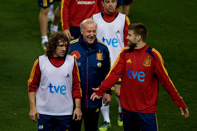 Vicente del Bosque, a spanyol labdarúgó-válogatott edzésén Carles Puyollal és Gerard Piquével