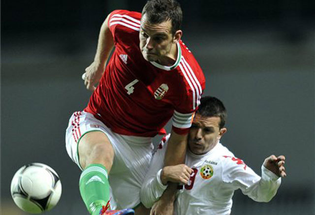 Juhász Roland csúnyán beragadt a bolgár gól előtt - Fotó: MTI