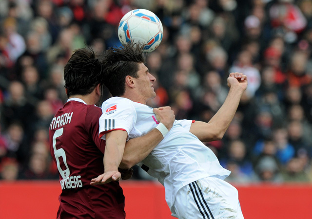 Mario Gomez küzd a Nürnberg játékosával a Bayern München mérkőzésén a Bundesligában 2012-ben.