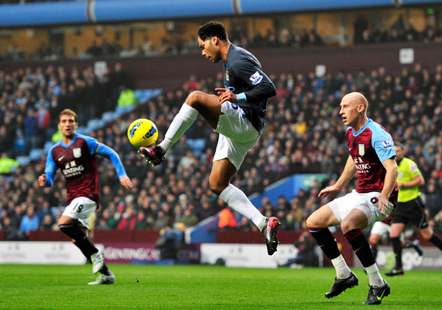 Joleon Lescott kezeli le a labdát az Aston Villa-Manchester City mérkőzésen a Premier League-ben 2012-ben.