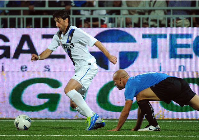 Diego Milito vezeti a labdát a Novara-Inter mérkőzésen a Serie A-ban 2011-ben.