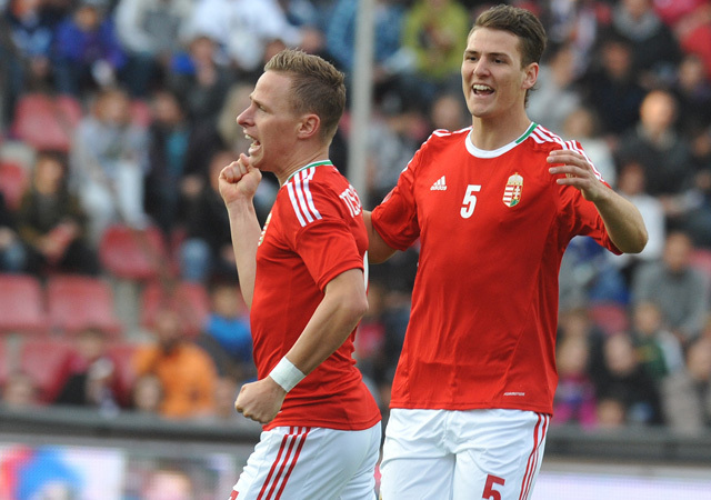 Dzsudzsák Balázs és Korcsmár Zsolt örülnek előbbi góljának a Csehország-Magyarország felkészülési labdarúgó-mérkőzésen 2012-ben.