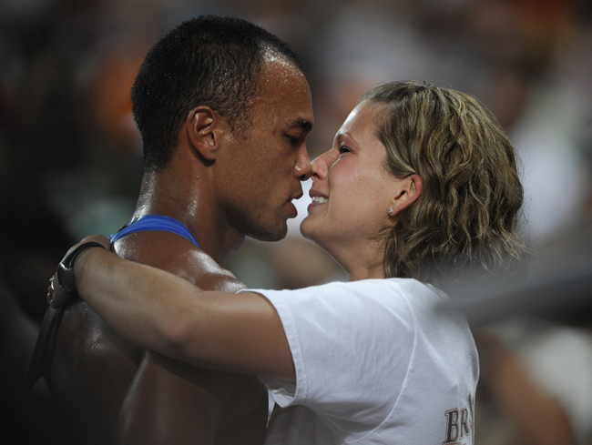 Brayan Clay csókolja meg barátnőjét a pekingi olimpián tízpróbában aratott győzelmét követően.