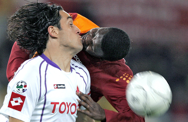 Luca Toni és Samuel Kuffour párharca a Fiorintina AS Roma elleni meccsen.