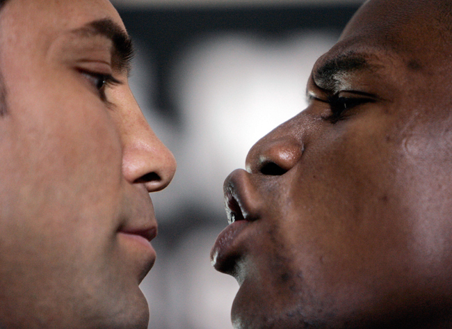 Oscar de la Hoya és Floyd Mayweather néz farkasszemet a 2007-es összecsapásukat megelőző sajtótájékoztatón.