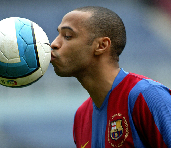 Theirry Henry a Barcelona mezében csókolja meg a labdát.